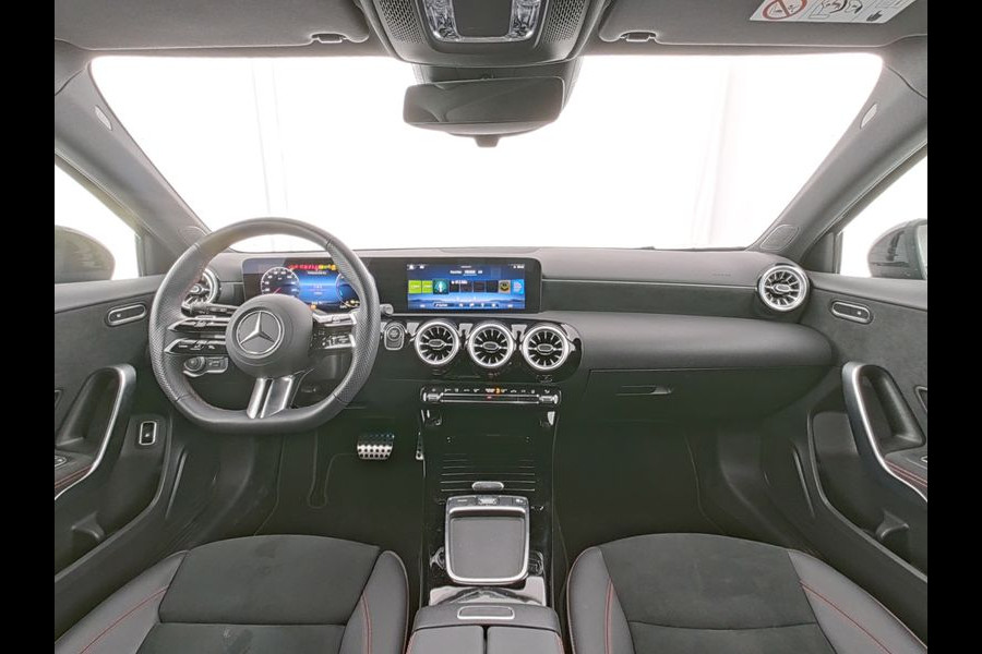Mercedes-Benz A-Klasse 250 e AMG Face Lift Plug-In Hybride | AMG Line Advanced Plus | Night Pakket | Trekhaak Sfeerverlichting | Stuur en Stoelverwarming | Inclusief 24 maanden MB Certified garantie voor Europa.
