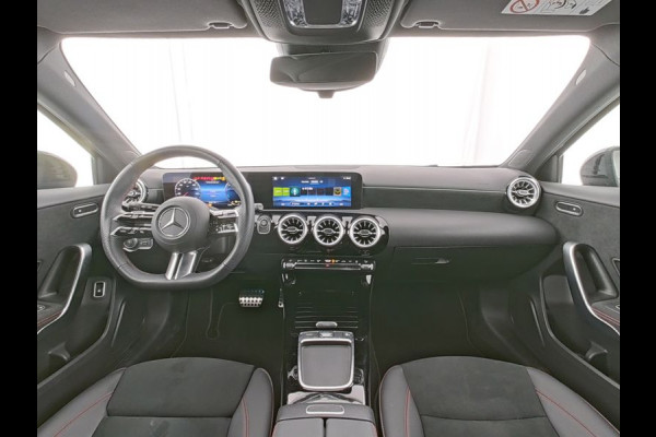 Mercedes-Benz A-Klasse 250 e AMG Face Lift Plug-In Hybride | AMG Line Advanced Plus | Night Pakket | Trekhaak Sfeerverlichting | Stuur en Stoelverwarming | Inclusief 24 maanden MB Certified garantie voor Europa.
