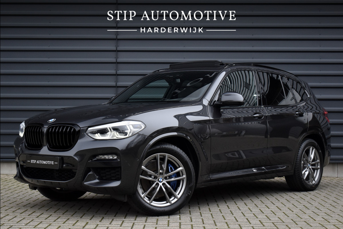 BMW X3 xDrive30e High Executive M Sport | Panoramadak | Camera | Adaptief Onderstel | CarPlay | Adaptive LED | Donker Getint Glas |
