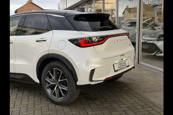 Lexus LBX 1.5 Hybrid Emotion Bi Tone | Tech pack, Leer, Stoel + Stuurverwarming, Parkeersensoren, Dodehoekherkenning, Elektrische achterkl