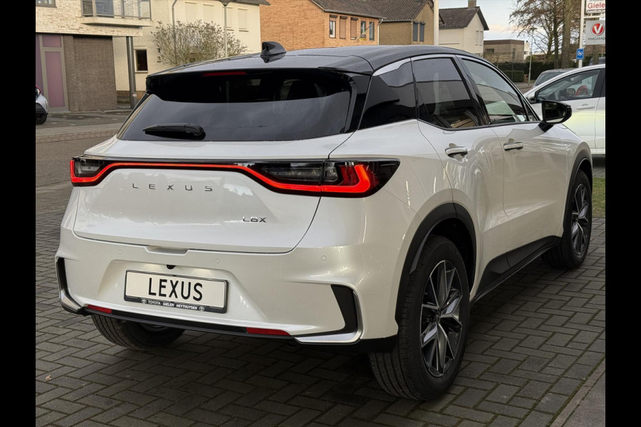 Lexus LBX 1.5 Hybrid Emotion Bi Tone | Tech pack, Leer, Stoel + Stuurverwarming, Parkeersensoren, Dodehoekherkenning, Elektrische achterkl