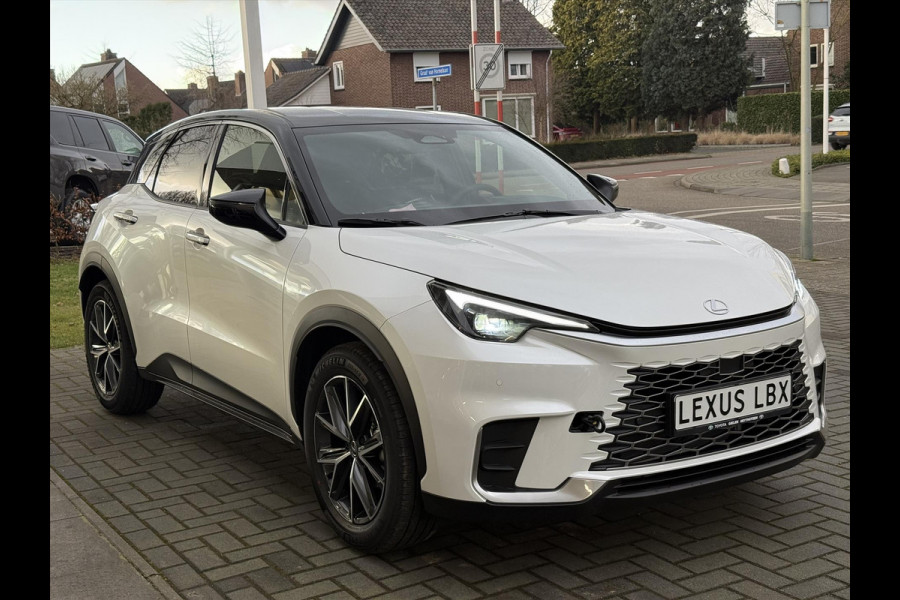 Lexus LBX 1.5 Hybrid Emotion Bi Tone | Tech pack, Leer, Stoel + Stuurverwarming, Parkeersensoren, Dodehoekherkenning, Elektrische achterkl