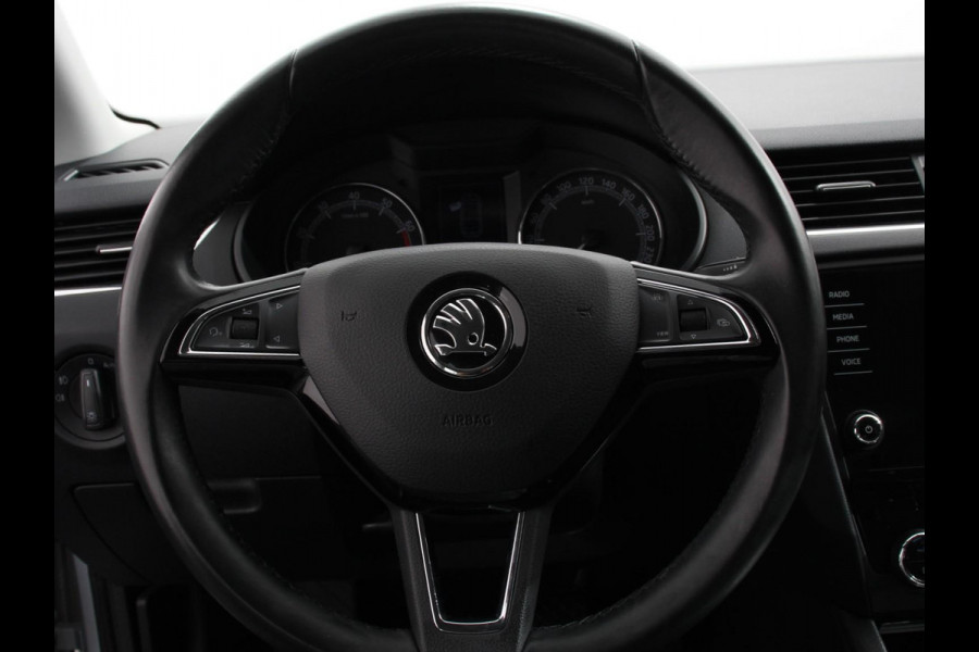 Škoda Octavia 1.5 TSI Greentech Ambition Business Climate control Cruise control Parkeersensoren Voorstoelen verwarmd Navigatie Apple Carplay/ Android Auto