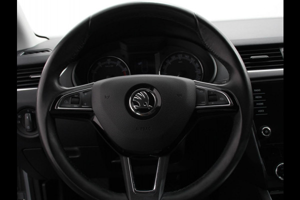 Škoda Octavia 1.5 TSI Greentech Ambition Business Climate control Cruise control Parkeersensoren Voorstoelen verwarmd Navigatie Apple Carplay/ Android Auto