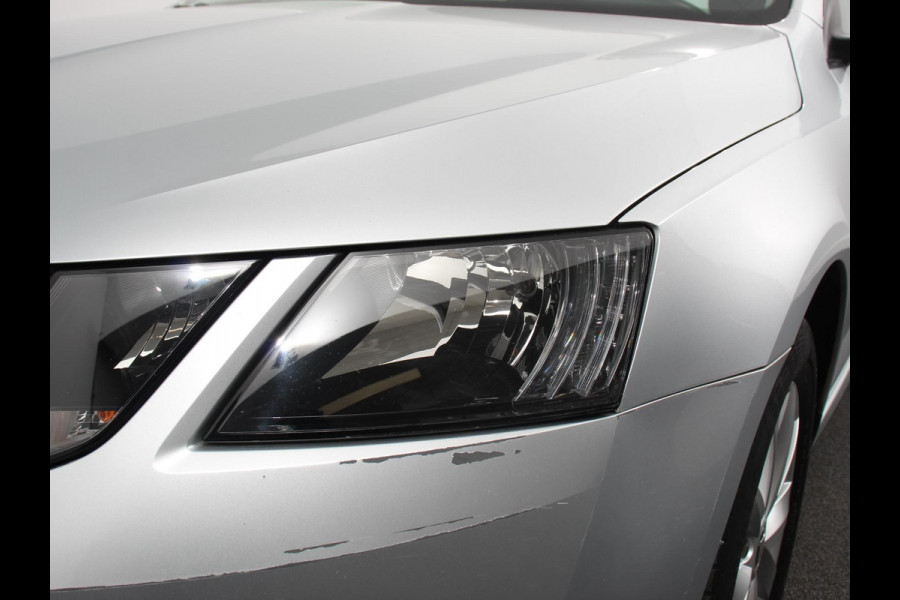 Škoda Octavia 1.5 TSI Greentech Ambition Business Climate control Cruise control Parkeersensoren Voorstoelen verwarmd Navigatie Apple Carplay/ Android Auto