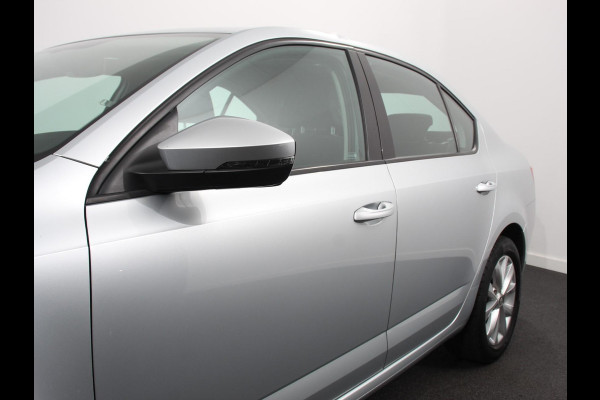 Škoda Octavia 1.5 TSI Greentech Ambition Business Climate control Cruise control Parkeersensoren Voorstoelen verwarmd Navigatie Apple Carplay/ Android Auto