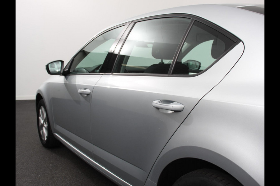 Škoda Octavia 1.5 TSI Greentech Ambition Business Climate control Cruise control Parkeersensoren Voorstoelen verwarmd Navigatie Apple Carplay/ Android Auto