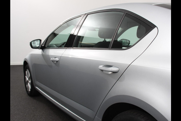 Škoda Octavia 1.5 TSI Greentech Ambition Business Climate control Cruise control Parkeersensoren Voorstoelen verwarmd Navigatie Apple Carplay/ Android Auto