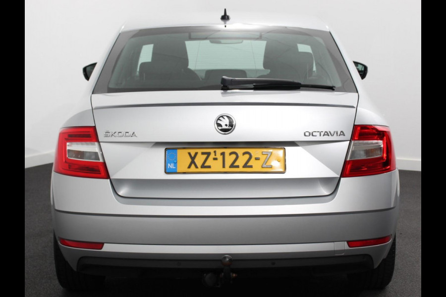 Škoda Octavia 1.5 TSI Greentech Ambition Business Climate control Cruise control Parkeersensoren Voorstoelen verwarmd Navigatie Apple Carplay/ Android Auto