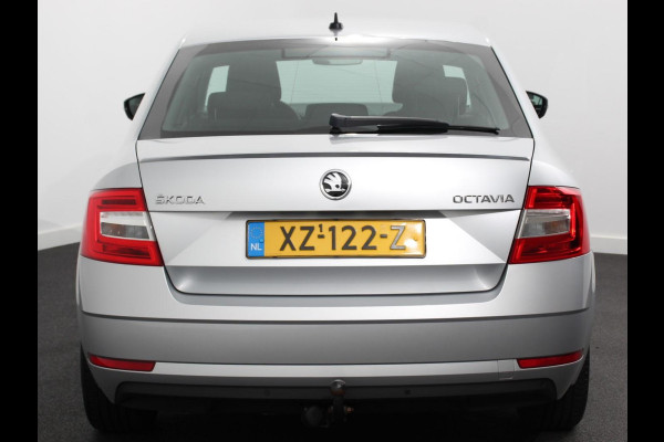 Škoda Octavia 1.5 TSI Greentech Ambition Business Climate control Cruise control Parkeersensoren Voorstoelen verwarmd Navigatie Apple Carplay/ Android Auto