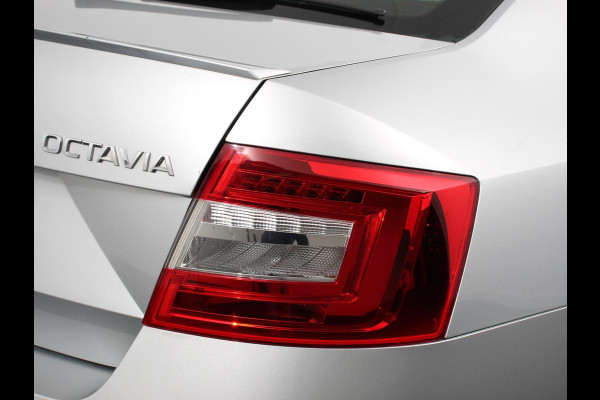 Škoda Octavia 1.5 TSI Greentech Ambition Business Climate control Cruise control Parkeersensoren Voorstoelen verwarmd Navigatie Apple Carplay/ Android Auto