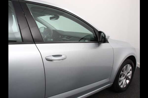 Škoda Octavia 1.5 TSI Greentech Ambition Business Climate control Cruise control Parkeersensoren Voorstoelen verwarmd Navigatie Apple Carplay/ Android Auto