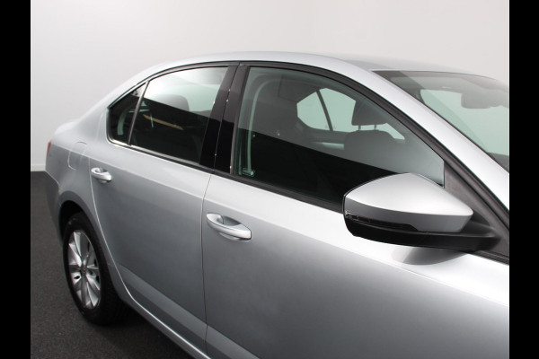 Škoda Octavia 1.5 TSI Greentech Ambition Business Climate control Cruise control Parkeersensoren Voorstoelen verwarmd Navigatie Apple Carplay/ Android Auto