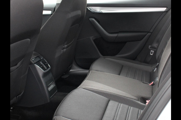 Škoda Octavia 1.5 TSI Greentech Ambition Business Climate control Cruise control Parkeersensoren Voorstoelen verwarmd Navigatie Apple Carplay/ Android Auto