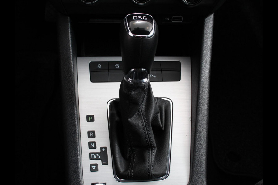 Škoda Octavia 1.5 TSI Greentech Ambition Business Climate control Cruise control Parkeersensoren Voorstoelen verwarmd Navigatie Apple Carplay/ Android Auto