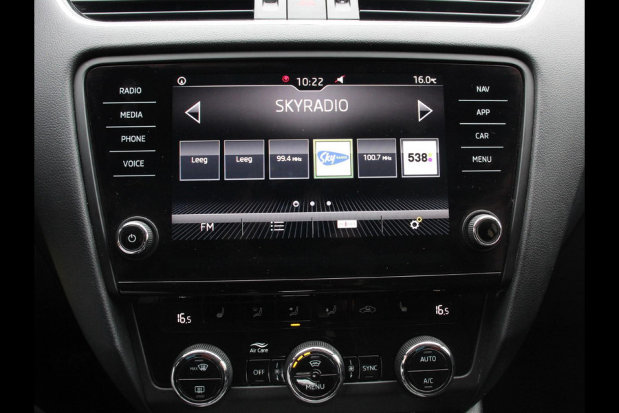 Škoda Octavia 1.5 TSI Greentech Ambition Business Climate control Cruise control Parkeersensoren Voorstoelen verwarmd Navigatie Apple Carplay/ Android Auto