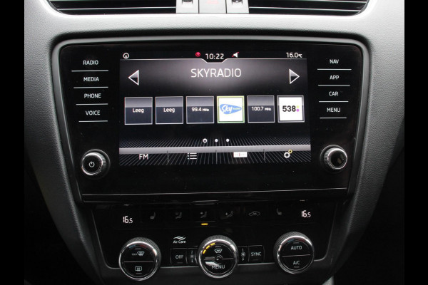 Škoda Octavia 1.5 TSI Greentech Ambition Business Climate control Cruise control Parkeersensoren Voorstoelen verwarmd Navigatie Apple Carplay/ Android Auto