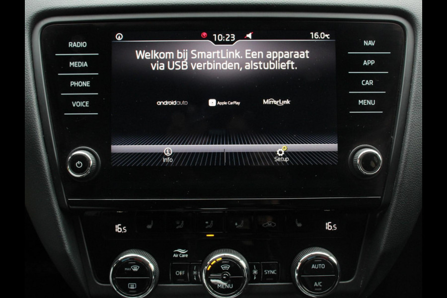 Škoda Octavia 1.5 TSI Greentech Ambition Business Climate control Cruise control Parkeersensoren Voorstoelen verwarmd Navigatie Apple Carplay/ Android Auto