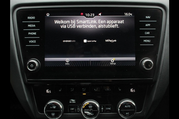 Škoda Octavia 1.5 TSI Greentech Ambition Business Climate control Cruise control Parkeersensoren Voorstoelen verwarmd Navigatie Apple Carplay/ Android Auto
