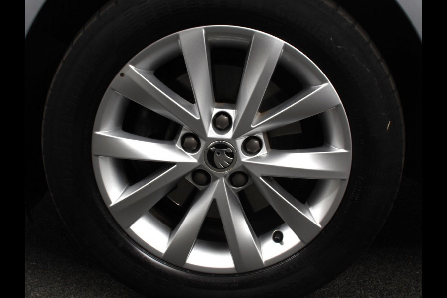 Škoda Octavia 1.5 TSI Greentech Ambition Business Climate control Cruise control Parkeersensoren Voorstoelen verwarmd Navigatie Apple Carplay/ Android Auto