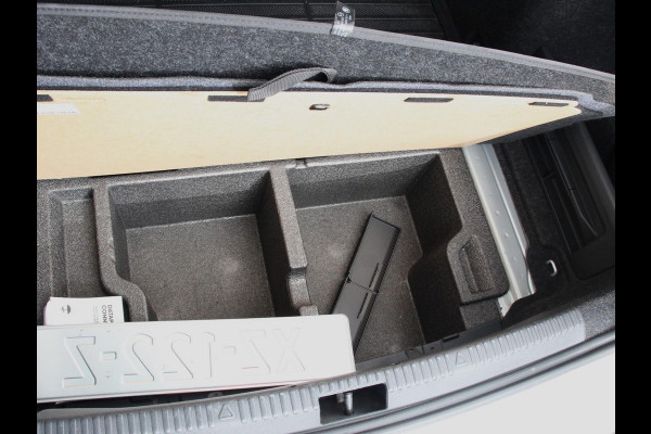 Škoda Octavia 1.5 TSI Greentech Ambition Business Climate control Cruise control Parkeersensoren Voorstoelen verwarmd Navigatie Apple Carplay/ Android Auto