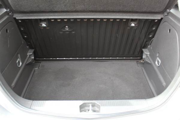 Opel Corsa 1.4-90pk 120 Jaar Edition. Leuke sportieve 5drs. Opel Corsa ! Airco , C|ruise control , Stoel en stuur verwarming , Camera