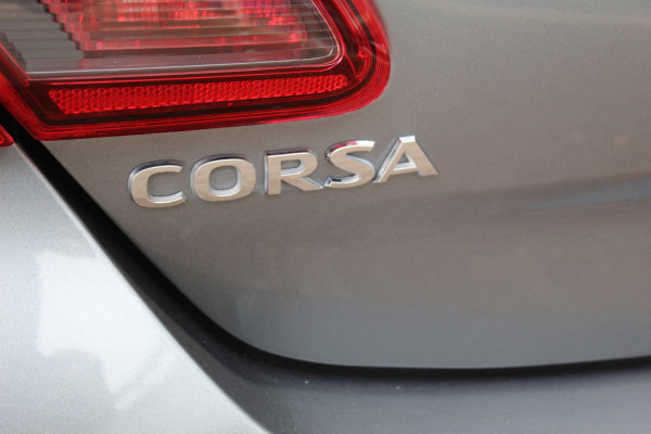 Opel Corsa 1.4-90pk 120 Jaar Edition. Leuke sportieve 5drs. Opel Corsa ! Airco , C|ruise control , Stoel en stuur verwarming , Camera