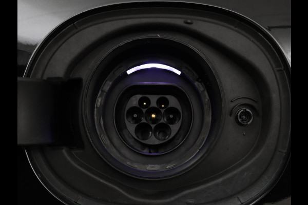 Volvo V90 2.0 T8 AWD R-Design | Panoramadak | Head-Up | Trekhaak | Stoel & stuurverwarming | Leder | 360 camera | Luchtvering | Harman/Kardon | Adaptive cruise | Achterbankverwarming