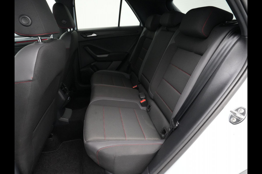 Volkswagen T-Roc 1.5 TSI 150pk DSG Sport Navigatie Camera Acc Executive Getint glas 205