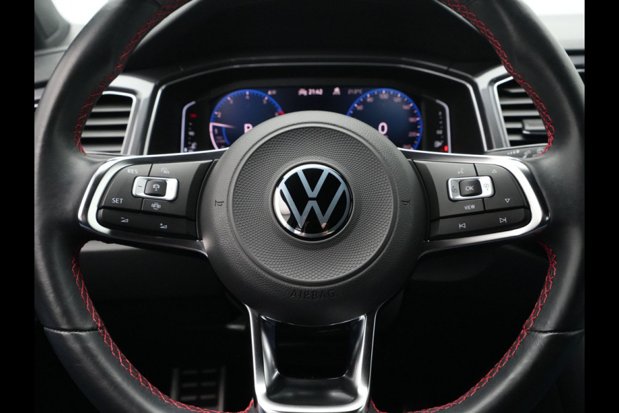 Volkswagen T-Roc 1.5 TSI 150pk DSG Sport Navigatie Camera Acc Executive Getint glas 205