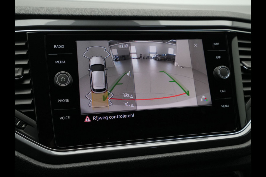 Volkswagen T-Roc 1.5 TSI 150pk DSG Sport Navigatie Camera Acc Executive Getint glas 205