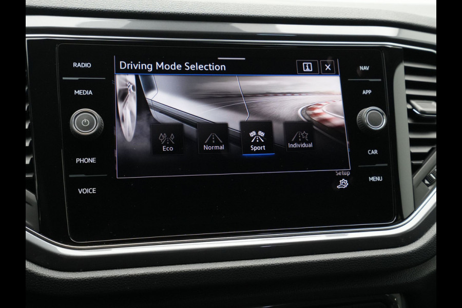 Volkswagen T-Roc 1.5 TSI 150pk DSG Sport Navigatie Camera Acc Executive Getint glas 205