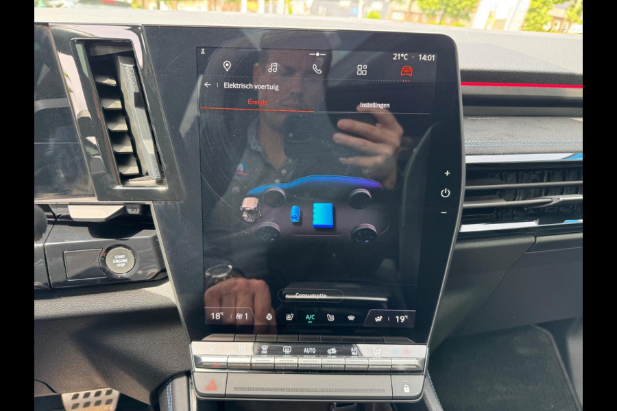Renault Austral 1.2 E-Tech full hybrid 200 iconic esprit Alpine Trekhaak / Pano / Harman Kardon Sound / Matrix LED / Elektr voorst
