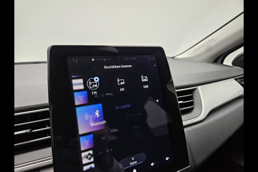 Renault Captur Plug-in Hybrid 160 Intens Dealer O.H PHEV | Stoelverwarming | Navi Groot Scherm | Camera | LED | 18"L.M | Apple Carplay | Keyless | Laneassist | DAB |