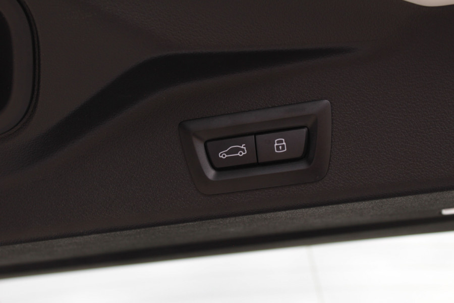 BMW X5 xDrive50e M-Sport | Panoramadak | H&K | Trekhaak | Comfortstoelen | Luchtvering | Glow