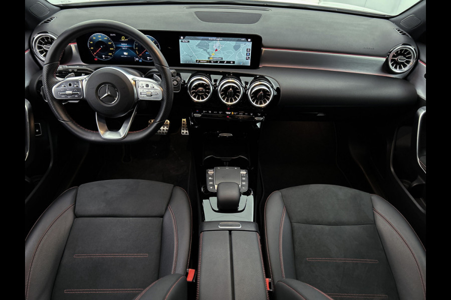Mercedes-Benz A-Klasse 250 e AMG Plug-In Hybride Auto Show Tilburg | 5 spaaks lichtmetalen velgen | MBUX wide screen | Navigatie | Parking support met camera achter | Inclusief 24 maanden Mercedes-Benz Certified garantie voor Europa.