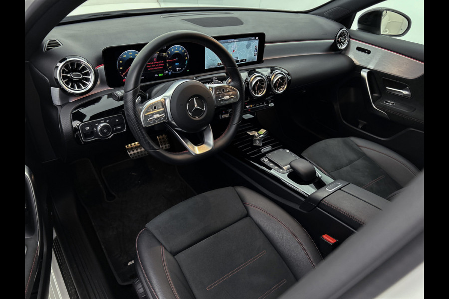 Mercedes-Benz A-Klasse 250 e AMG Plug-In Hybride Auto Show Tilburg | 5 spaaks lichtmetalen velgen | MBUX wide screen | Navigatie | Parking support met camera achter | Inclusief 24 maanden Mercedes-Benz Certified garantie voor Europa.