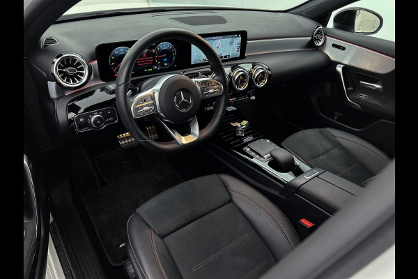 Mercedes-Benz A-Klasse 250 e AMG Plug-In Hybride Auto Show Tilburg | 5 spaaks lichtmetalen velgen | MBUX wide screen | Navigatie | Parking support met camera achter | Inclusief 24 maanden Mercedes-Benz Certified garantie voor Europa.