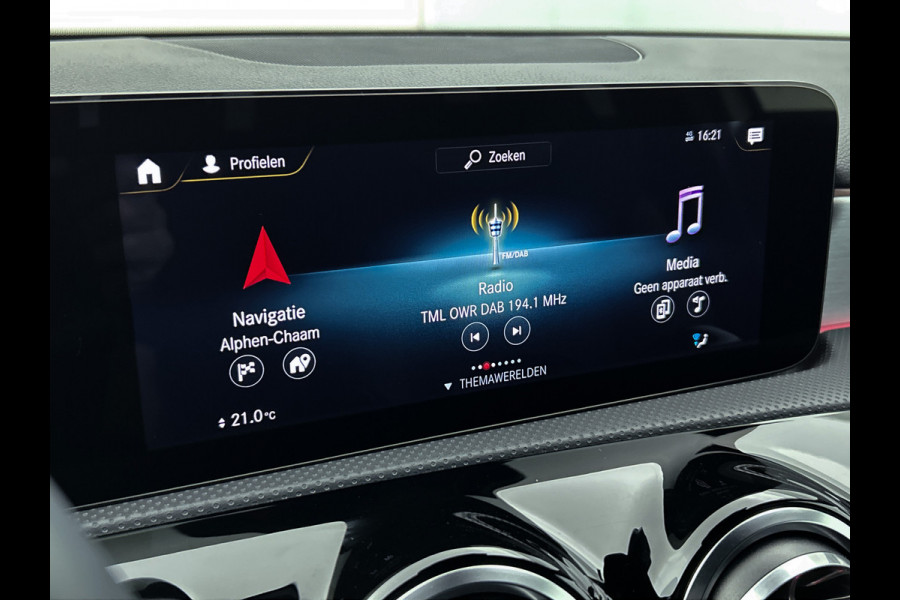 Mercedes-Benz A-Klasse 250 e AMG Plug-In Hybride Auto Show Tilburg | 5 spaaks lichtmetalen velgen | MBUX wide screen | Navigatie | Parking support met camera achter | Inclusief 24 maanden Mercedes-Benz Certified garantie voor Europa.