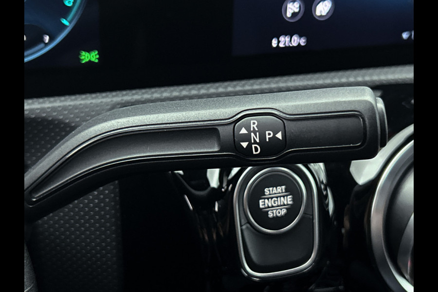 Mercedes-Benz A-Klasse 250 e AMG Plug-In Hybride Auto Show Tilburg | 5 spaaks lichtmetalen velgen | MBUX wide screen | Navigatie | Parking support met camera achter | Inclusief 24 maanden Mercedes-Benz Certified garantie voor Europa.
