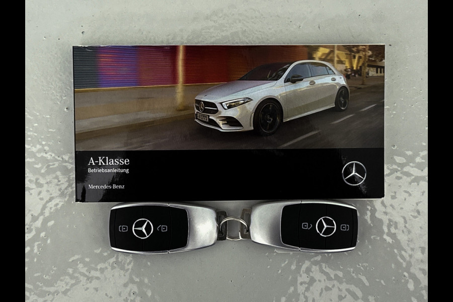 Mercedes-Benz A-Klasse 250 e AMG Plug-In Hybride Auto Show Tilburg | 5 spaaks lichtmetalen velgen | MBUX wide screen | Navigatie | Parking support met camera achter | Inclusief 24 maanden Mercedes-Benz Certified garantie voor Europa.