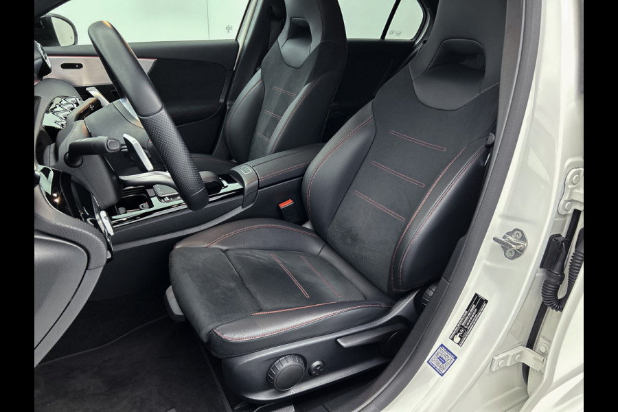 Mercedes-Benz A-Klasse 250 e AMG Plug-In Hybride Auto Show Tilburg | 5 spaaks lichtmetalen velgen | MBUX wide screen | Navigatie | Parking support met camera achter | Inclusief 24 maanden Mercedes-Benz Certified garantie voor Europa.