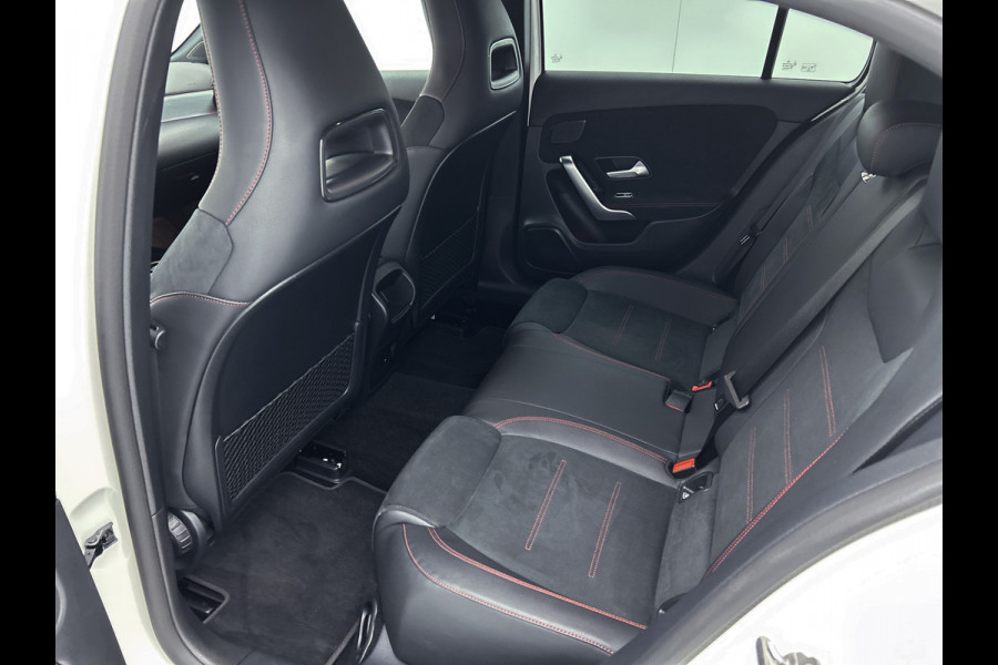 Mercedes-Benz A-Klasse 250 e AMG Plug-In Hybride Auto Show Tilburg | 5 spaaks lichtmetalen velgen | MBUX wide screen | Navigatie | Parking support met camera achter | Inclusief 24 maanden Mercedes-Benz Certified garantie voor Europa.