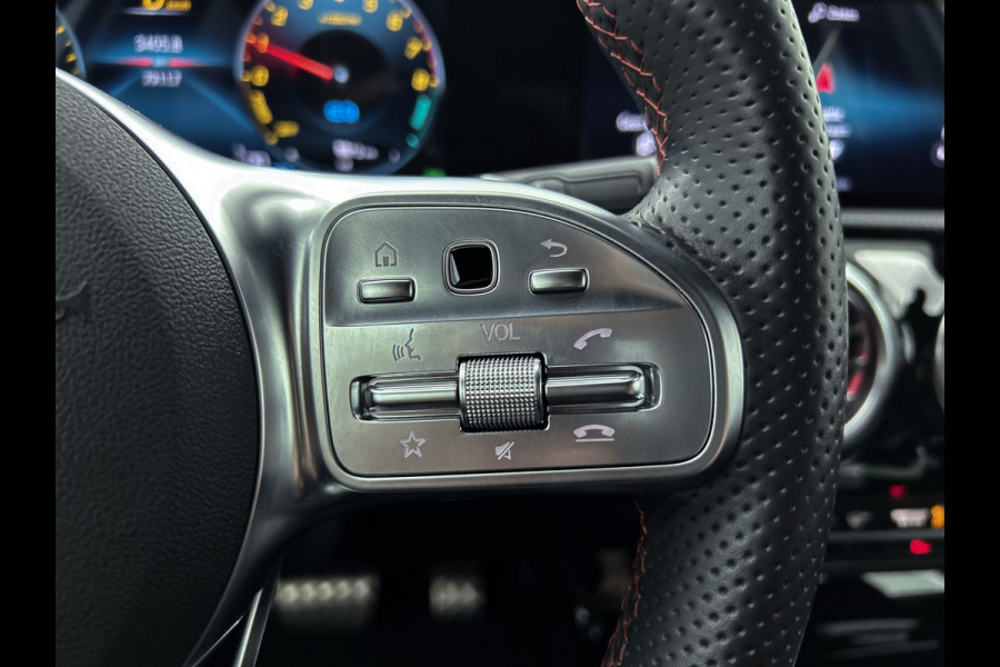 Mercedes-Benz A-Klasse 250 e AMG Plug-In Hybride Auto Show Tilburg | 5 spaaks lichtmetalen velgen | MBUX wide screen | Navigatie | Parking support met camera achter | Inclusief 24 maanden Mercedes-Benz Certified garantie voor Europa.