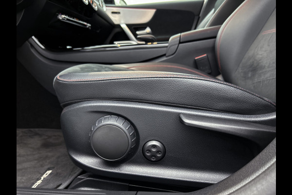 Mercedes-Benz A-Klasse 250 e AMG Plug-In Hybride Auto Show Tilburg | 5 spaaks lichtmetalen velgen | MBUX wide screen | Navigatie | Parking support met camera achter | Inclusief 24 maanden Mercedes-Benz Certified garantie voor Europa.