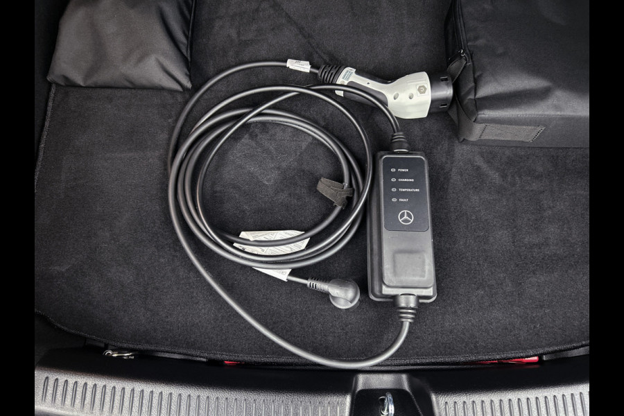 Mercedes-Benz A-Klasse 250 e AMG Plug-In Hybride Auto Show Tilburg | 5 spaaks lichtmetalen velgen | MBUX wide screen | Navigatie | Parking support met camera achter | Inclusief 24 maanden Mercedes-Benz Certified garantie voor Europa.