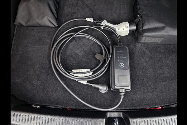 Mercedes-Benz A-Klasse 250 e AMG Plug-In Hybride Auto Show Tilburg | 5 spaaks lichtmetalen velgen | MBUX wide screen | Navigatie | Parking support met camera achter | Inclusief 24 maanden Mercedes-Benz Certified garantie voor Europa.