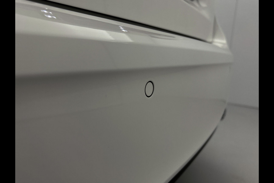 Mercedes-Benz A-Klasse 250 e AMG Plug-In Hybride Auto Show Tilburg | 5 spaaks lichtmetalen velgen | MBUX wide screen | Navigatie | Parking support met camera achter | Inclusief 24 maanden Mercedes-Benz Certified garantie voor Europa.