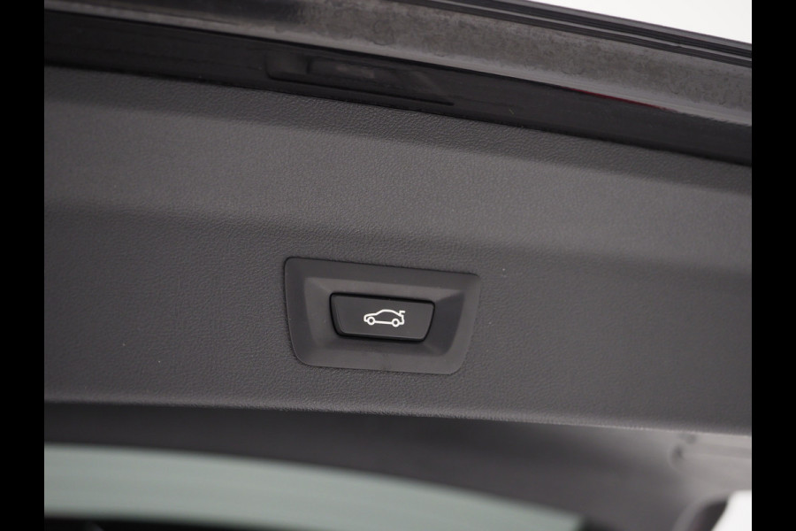BMW X3 xDrive30e LCI 292PK | Leder | Sportstoelen | Zwarte Hemel | Camera | DAB | Carplay