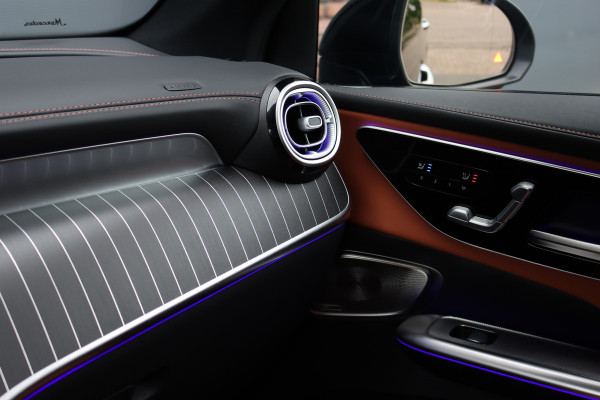 Mercedes-Benz GLC 400e 4MATIC AMG Line Aut9 | Luchtvering | Achterasbesturing | Distronic+ | Burmester | Stoelventilatie | Verwarmd Stuurwiel | Trekhaak | HUD | Leder | Digital Light | Panoramadak |